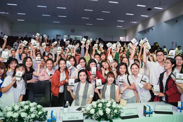 Hoa hậu Giáng My: Sách quý là kim chỉ nam soi sáng cho thanh niên Việt