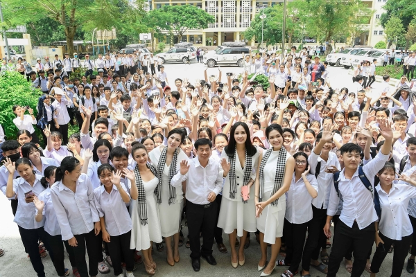 Hành trình trao sách quý nơi kênh rạch chằng chịt đồng bằng sông Cửu Long