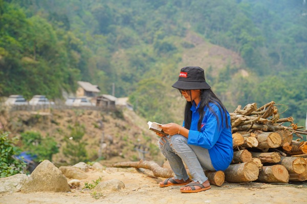 Hành trình Từ Trái Tim: Nữ sinh người Dao tìm đến sách để dẫn lối thoát nghèo