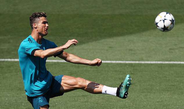 Gạt nỗi nhớ gia đình, Ronaldo tập luyện cực 'sung'