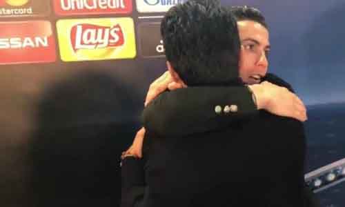 C. Ronaldo xen ngang phỏng vấn, ôm hôn an ủi Buffon