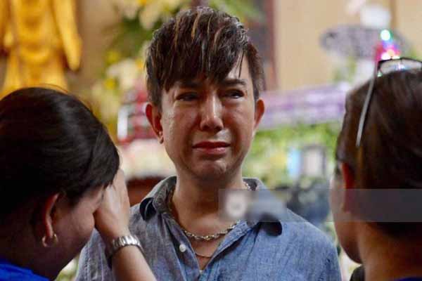Long Nhật mắt nhòe lệ làm lễ mãn tang mẹ ở Huế