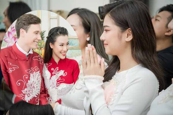 Hoàng Yến Chibi mím chặt môi xúc động khi Hoàng Oanh làm lễ đính hôn
