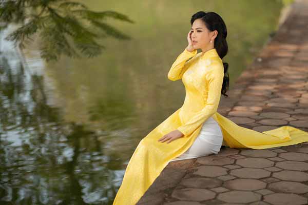 Sau tai nạn liệt người, Phi Huyền Trang diện áo dài du xuân đẹp ngỡ ngàng