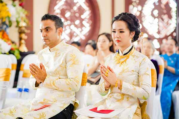 Võ Hạ Trâm bật khóc khi làm Lễ Hằng Thuận tại chùa