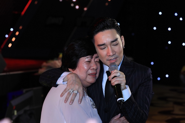 Quang Hà ôm mẹ khóc nghẹn sau sự cố thiệt hại 8 tỷ đồng