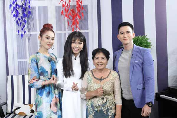 Lâm Khánh Chi hỗ trợ cô gái chuyển giới thừa nhận với bà ngoại