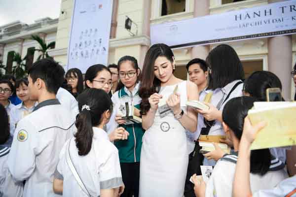 Á hậu Tú Anh: "Sách là động lực để biến ước mơ thành hiện thực"