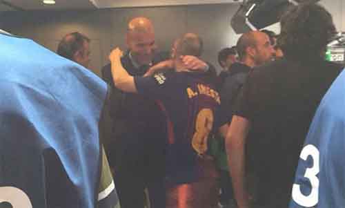 Zidane chờ 5 phút để được ôm Iniesta
