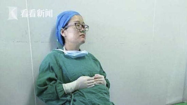 Một bác sĩ mang bầu 5 tháng ngất xỉu vì làm việc liên tục