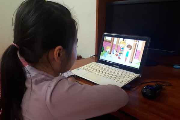 Mùa dịch COVID-19: Bảo vệ đôi mắt cho trẻ học online