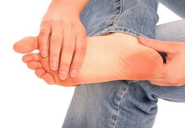 Tìm hiểu về việc ngón chân và bàn chân bị tê như có kim châm