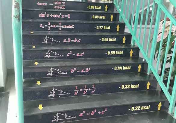 Cầu thang trường học trở nên sinh động khi được dán các công thức toán