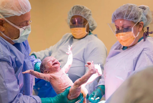 Chuyện lạ: Em bé sơ sinh cười tươi khi ra đời