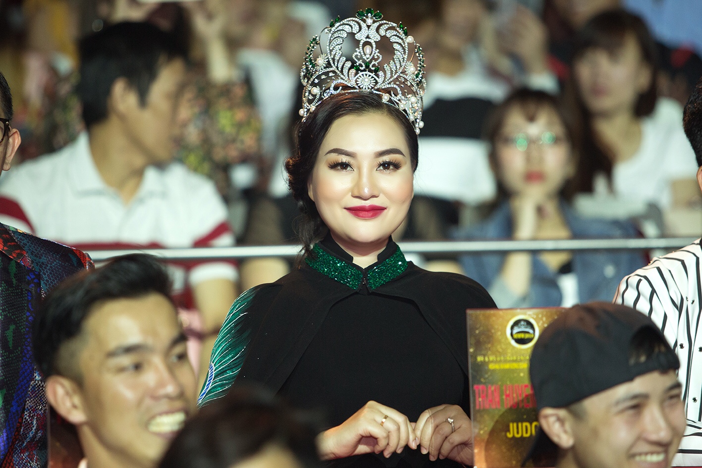 Nữ Hoàng Trần Huyền Nhung lộng lẫy tại đêm chung kết hoa hậu nam vương doanh nhân người Việt thế giới
