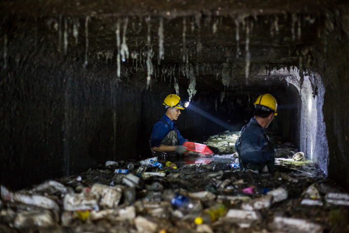 Công việc vất vả của các công nhân Sài Gòn dầm mình trong cống để vớt rác