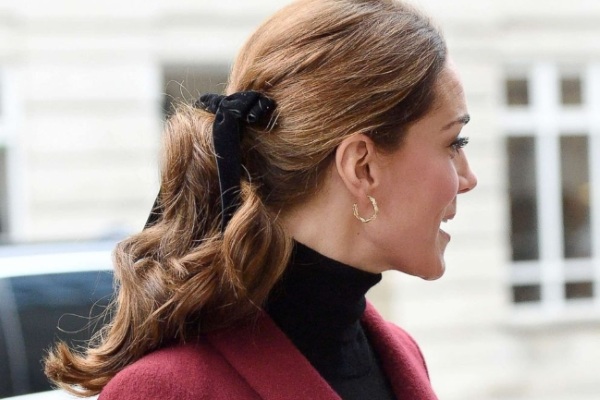 Kate Middleton đưa dây cột tóc đơn giản thành phụ kiện “hot trend”