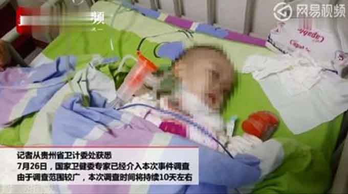 Một bé 2 tuổi nhiễm HIV sau khi điều trị ở viện