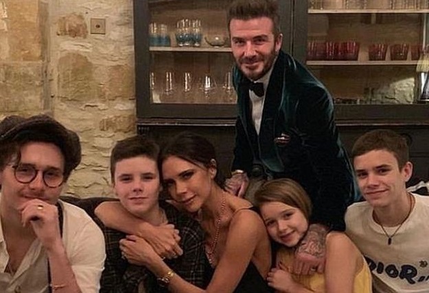 Dù kinh doanh thua lỗ nhưng vợ chồng Beckham vẫn luôn vui vẻ bên các con