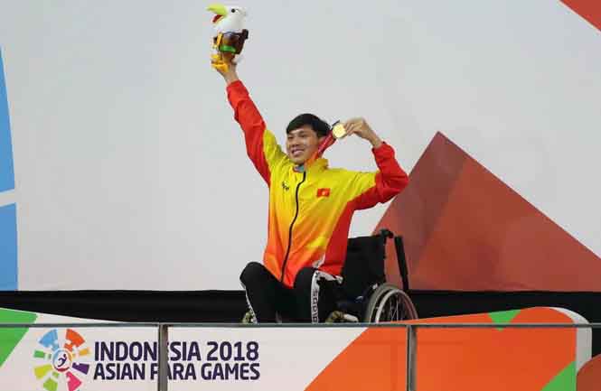 Võ Thanh Tùng được thưởng nóng sau khi lập hattrick vàng tại Asian Para Games