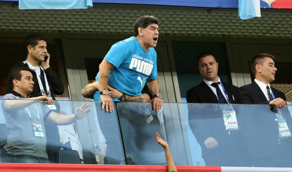 '50 sắc thái' của Diego Maradona trong ngày Argentina thoát 'cửa tử'