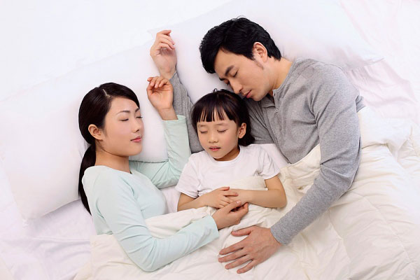 Lợi ích khi con được ngủ chung với cha mẹ