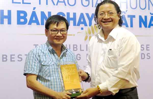 Lần đầu tiên Nhà xuất bản Trẻ trao Giải thưởng sách bán chạy, nhà văn Nguyễn Nhật Ánh 10 lần lên nhận giải