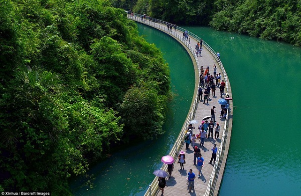 Choáng ngợp lối đi bộ trên sông dài nhất trên thế giới tại Trung Quốc