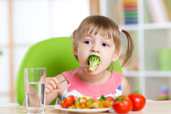 9 tuyệt chiêu thay đổi thói quen lười ăn rau của trẻ