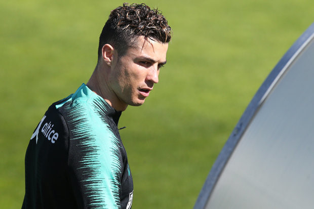 Nguyên nhân khiến C.Ronaldo úp mở về tương lai ở Real