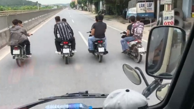 Thanh Hóa: Nhóm thanh niên không đội mũ bảo hiểm chặn đầu các phương tiện