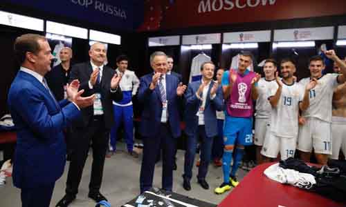 Thủ tướng Mevedev tới phòng thay đồ chúc mừng các cầu thủ Nga