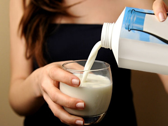 Vì sao bạn thấy khó chịu khi uống sữa?