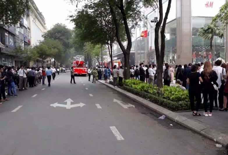 Cháy ở Vincom Center Đồng Khởi, nhiều người hoảng loạn tháo chạy giữa trưa