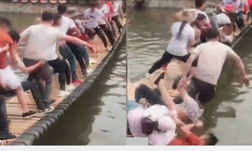 Kỳ lạ trò chơi xô nhau xuống nước thú vị của khách Trung Quốc
