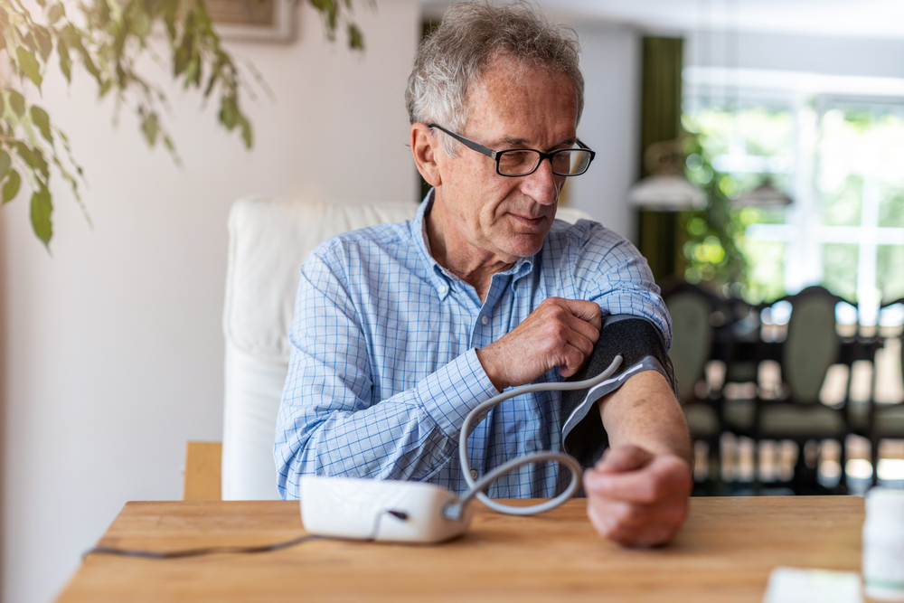 Tự đo huyết áp tại nhà: Nên chọn máy đo cơ hay điện tử?