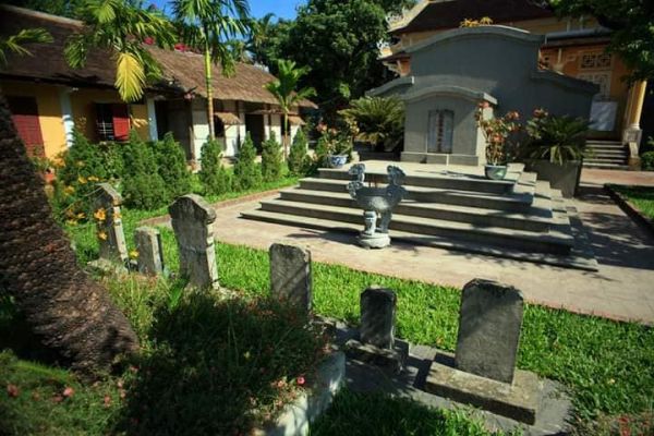 Hai ngôi mộ chó của cụ Phan Bội Châu ở Huế