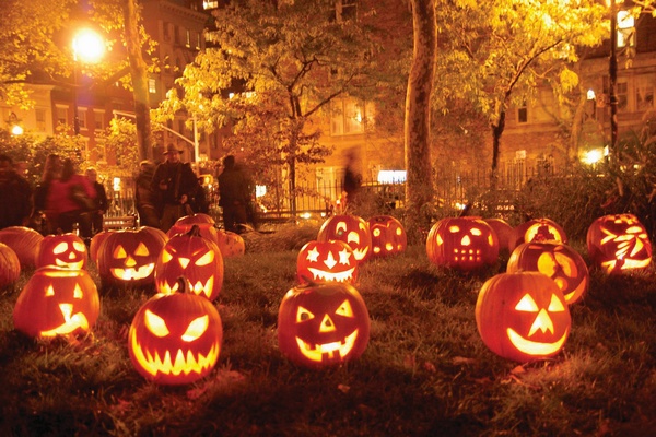 Không chỉ riêng hóa trang, Halloween còn có những hoạt động truyền thống thú vị khác