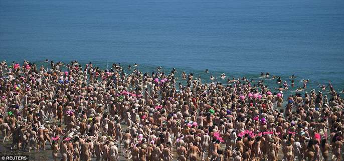 Ireland: hơn 2.500 phụ nữ tắm biển khỏa thân lập kỷ lục thế giới