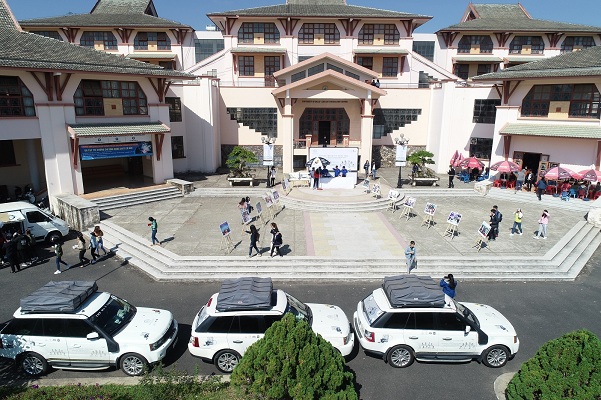 Dàn xe Range Rover độc nhất Việt Nam xuất hiện trong khuôn viên hai trường Đại học của TP. Đà Lạt
