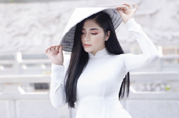 Tô Diệp Hà khắc họa nét duyên con gái Việt Nam trong tà áo dài trắng