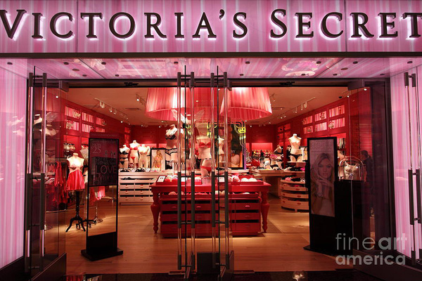 Chuyện lạ: Nhân viên Victoria’s Secret sẽ bị sa thải nếu phát hiện và ngăn chặn ăn cắp vặt