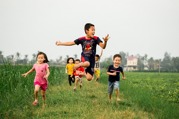 Làng quê Việt Nam đẹp như cổ tích qua nụ cười trẻ em nông thôn