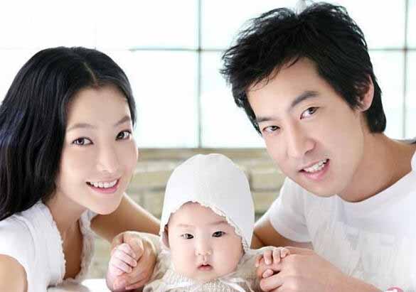 Con gái Kim Hee Sun cao ngang vai mẹ