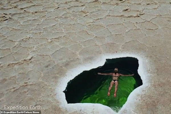 Nữ du khách bơi ở ‘địa ngục’ trên Trái đất