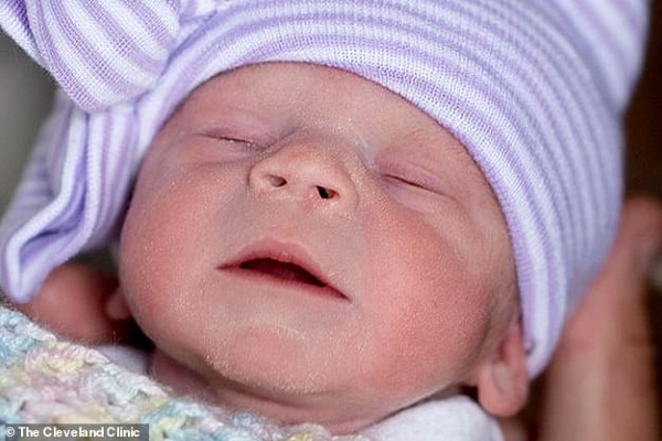 Đứa trẻ Mỹ đầu tiên chào đời từ tử cung người hiến tạng đã mất