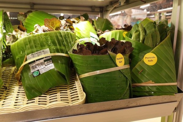 Cửa hàng Thái Lan gây ấn tượng khi dùng lá chuối thay túi nilon
