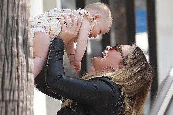 Hilary Duff vui đùa với con gái 6 tháng tuổi trên phố
