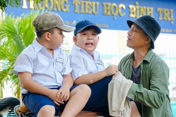 Hữu Tiến làm ‘gà trống nuôi con’ trong phim ‘Những thiên thần tạo nét’