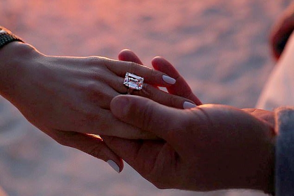Jennifer Lopez được cầu hôn bằng nhẫn kim cương 5 triệu USD 